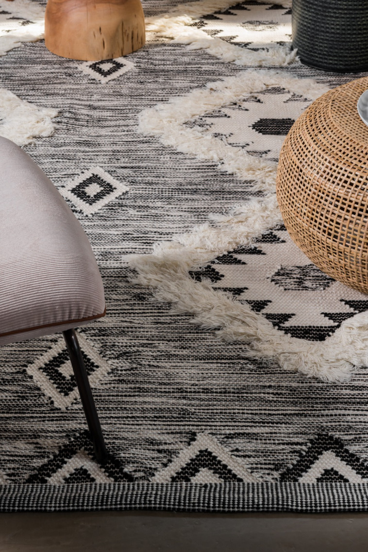 ''שילוב טקסטורות עשירות וסיבים בגבהים ועוביים משתנים מייצרים משחקי תלת מימד'' 