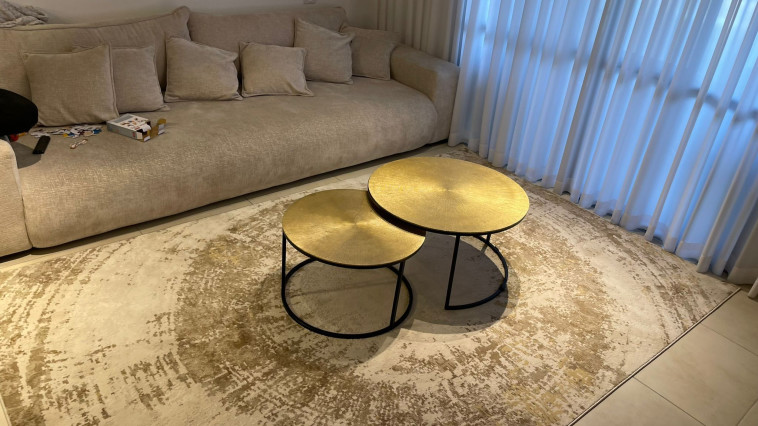 ''שילוב טקסטורות עשירות וסיבים בגבהים ועוביים משתנים מייצרים משחקי תלת מימד'' 