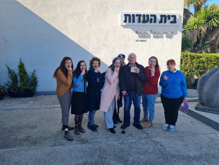 דוגו בבית העדות בניר גלים