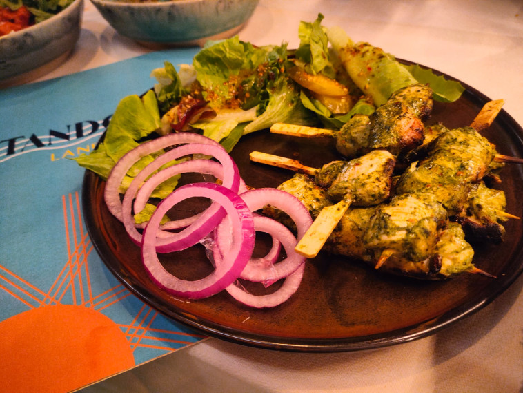 מנת עוף בסגנון הודי-סיני אהובה מבושלת עם קומבינציה של ירקות  (צילום: אבי לוי)