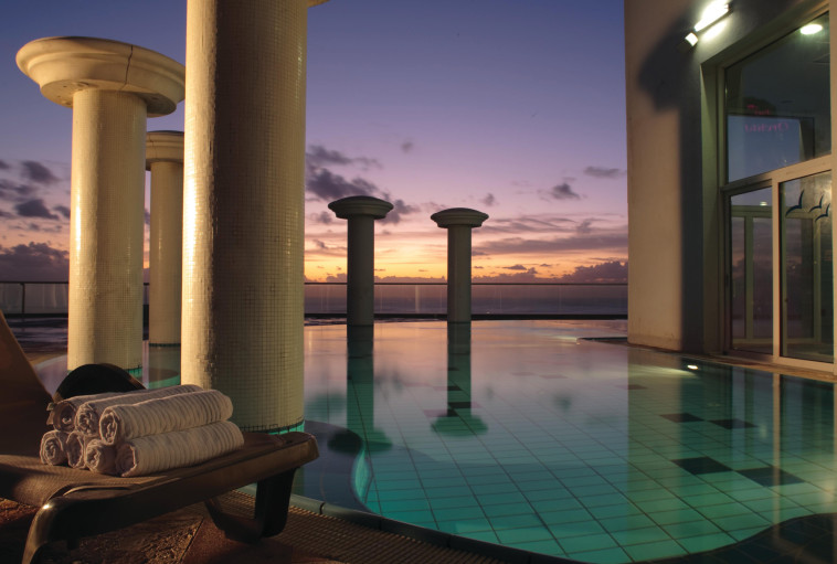 מלון דן תל אביב בריכה לילה