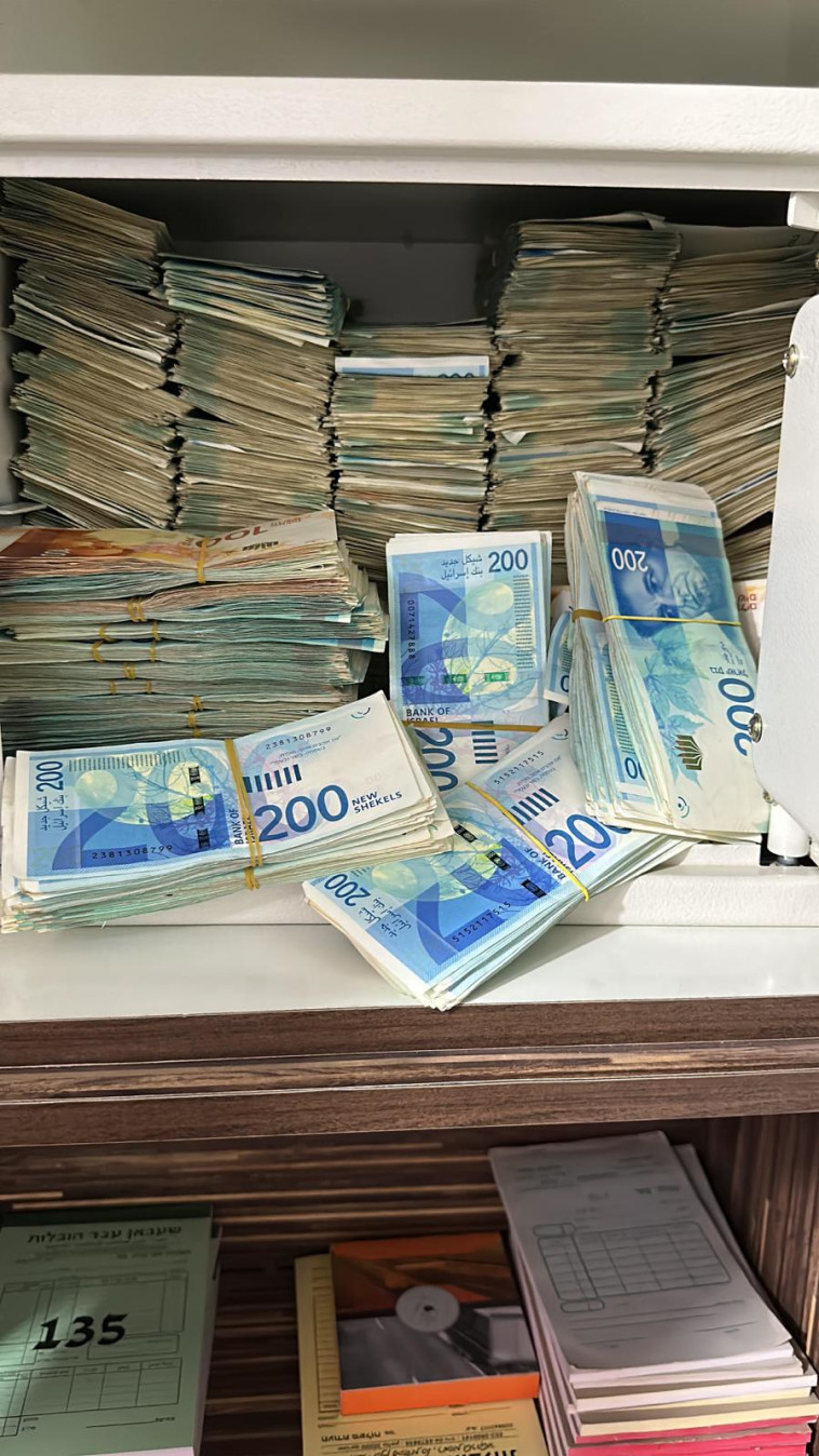הכסף שנמצא בכספת בבית העסק בשפרעם (צילום: דוברות המשטרה)