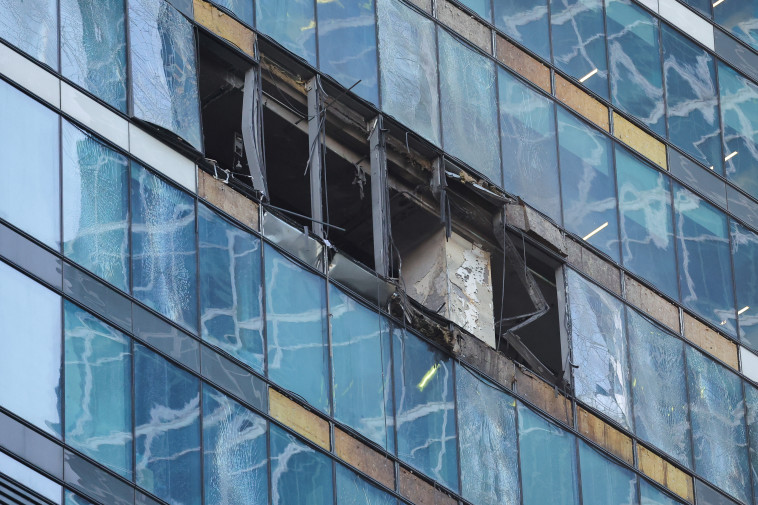 בניין משרדים במוסקבה נפגע מכטב''ם (צילום: REUTERS/Evgenia Novozhenina)