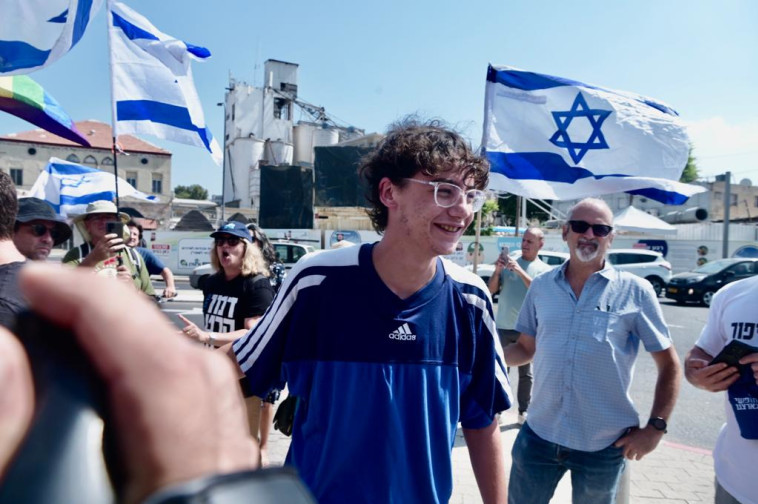 הנער עמיתי עבודי מגיע לחקירה במשטרת מחוז תל אביב 