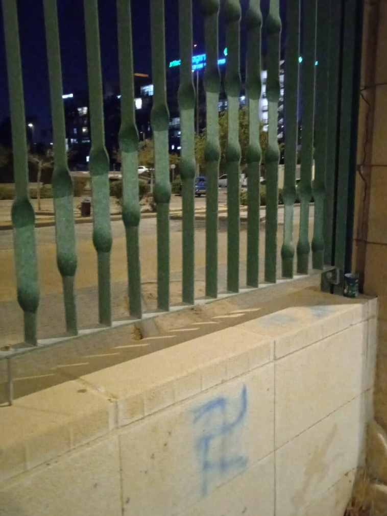 צלב קרס רוסס על הקיר החיצוני של בית החולים סורוקה בבאר שבע