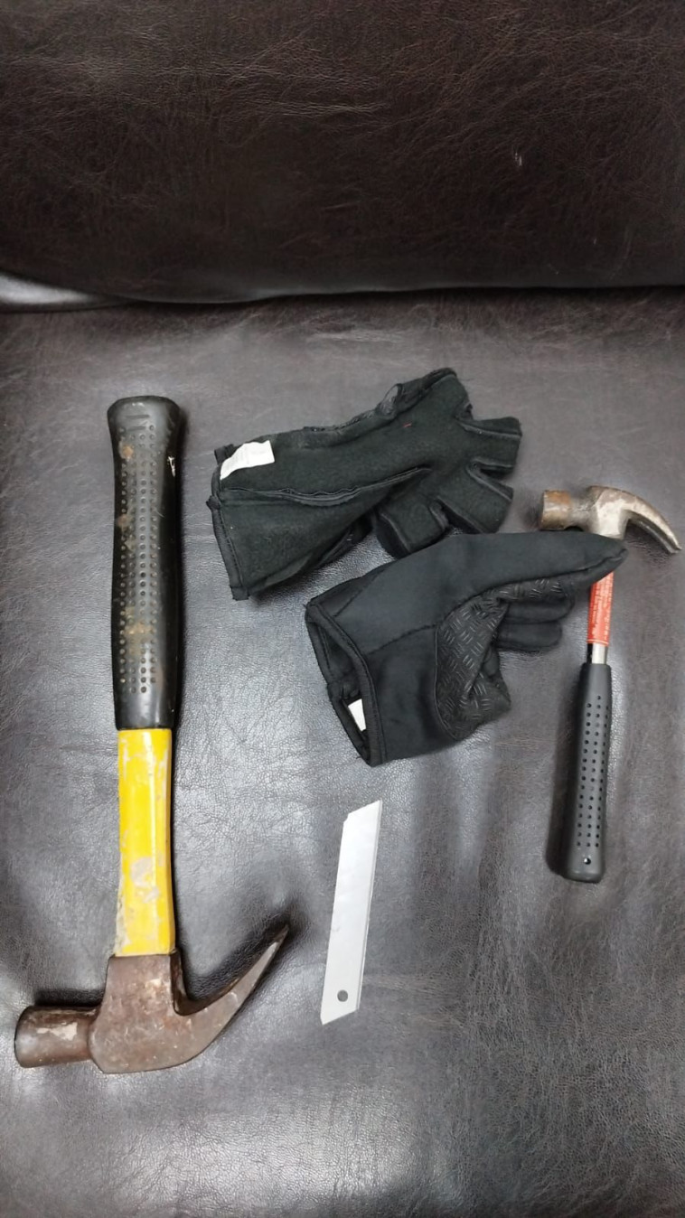הפטישים והסכין שנתפסו אצל השודדים
