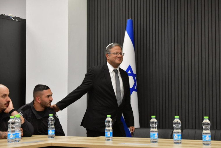 השר איתמר בן גביר בשיחה עם שוטרי יס''מ