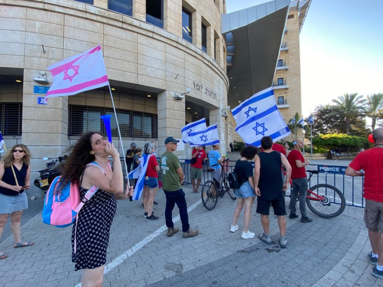 מפגינים מול משרדו של השר איתמר בן גביר