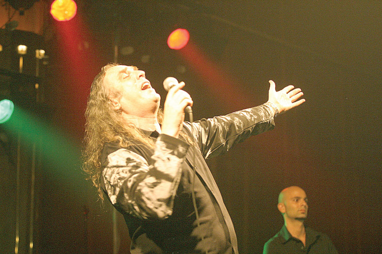 צביקה פיק על הבמה ב-2003