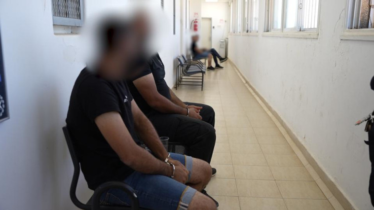חשודים בגביית דמי חסות במעצר