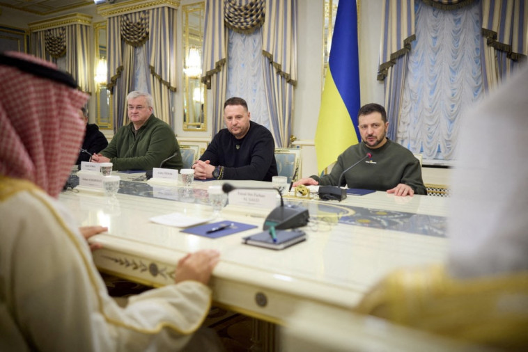 נשיא אוקראינה זלנסקי בפגישה עם בכירים סעודים (צילום: Ukrainian Presidential Press Service/Handout via REUTERS)