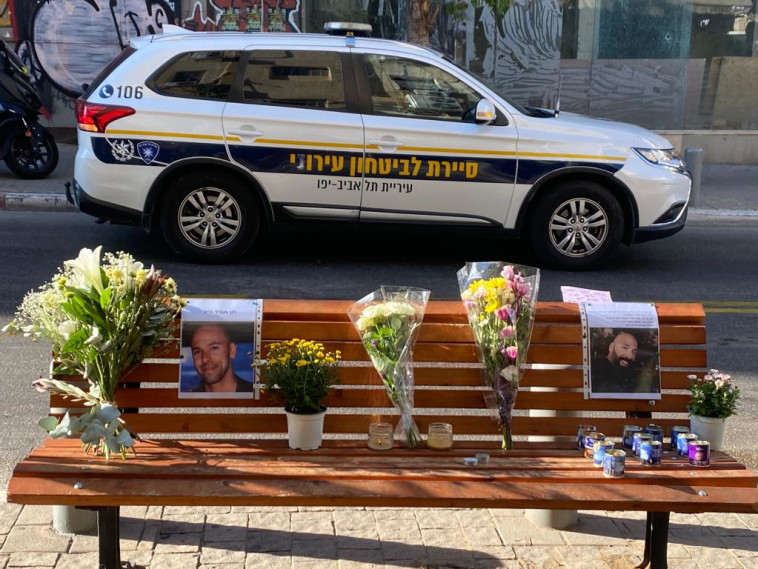 פינת זיכרון בזירת הפיגוע בתל אביב לזכר הנרצח חן אמיר