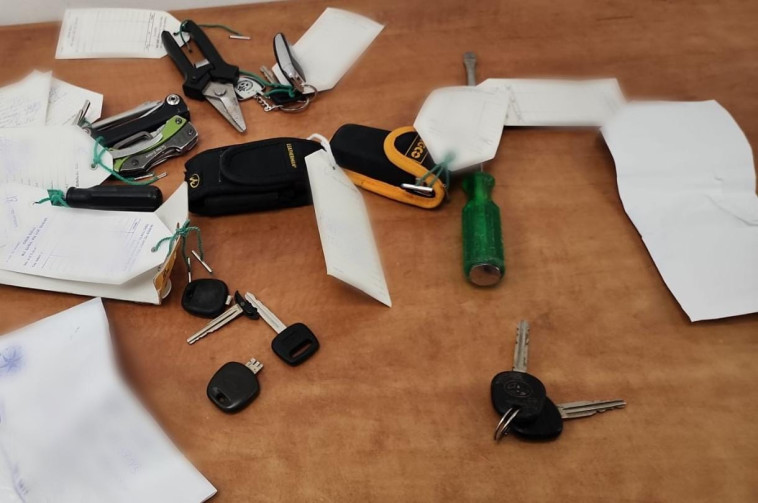 האביזרים שנמצאו ברכב הגנוב 