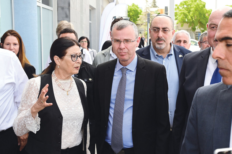 יריב לוין, אסתר חיות