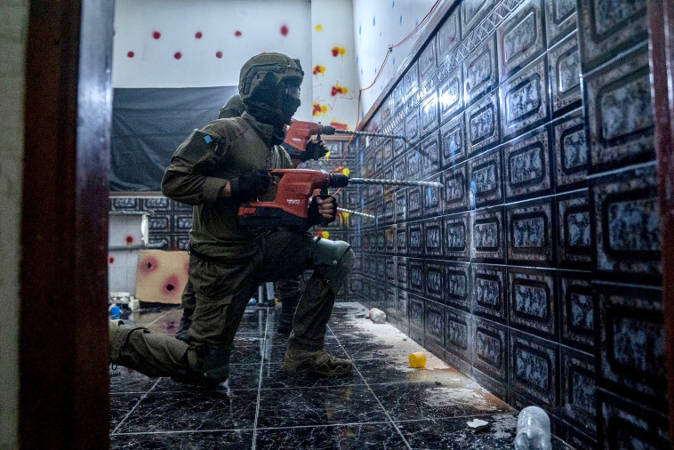 צה''ל הורס את בית המחבל