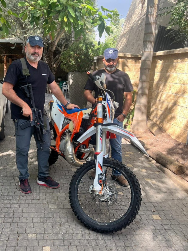 השוטרים עם האופנוע שנתפס