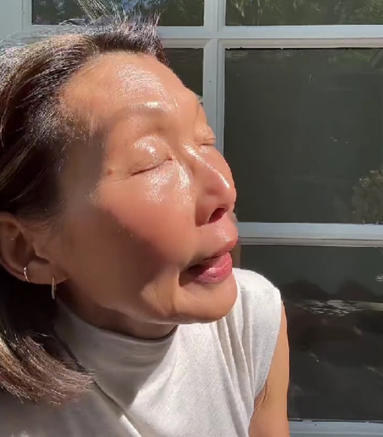 צילמה את עצמה באור השמש ללא פילטר כדי להמחיש את התוצאה של שגרת חייה