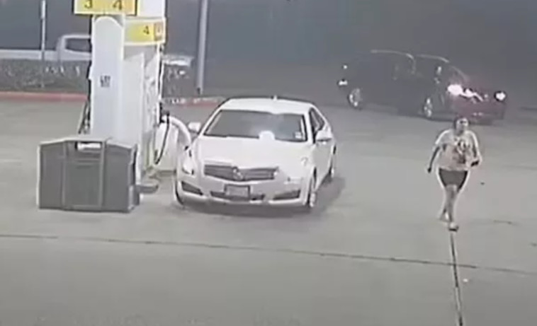 ילדה בשירותי המתחם ועזה את המקום