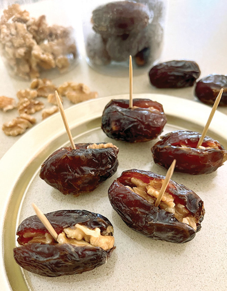 תמרים ממולאים באגוזים ומצופים בשוקולד לבן