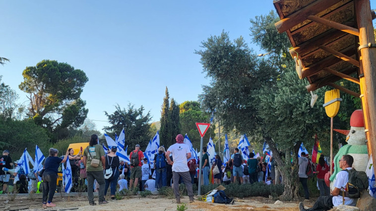 מפגינים נגד נתניהו חוסמים את הכניסה לנווה אטיב לכיוון בית מלון פנדה (צילום: דוד טרוזמן)