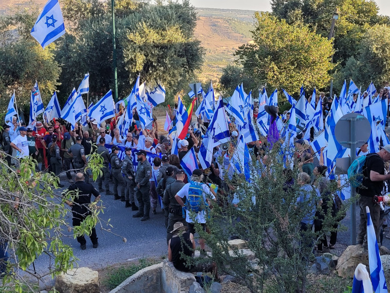 מפגינים נגד נתניהו בנווה אטי''ב (צילום: ללא קרדיט)