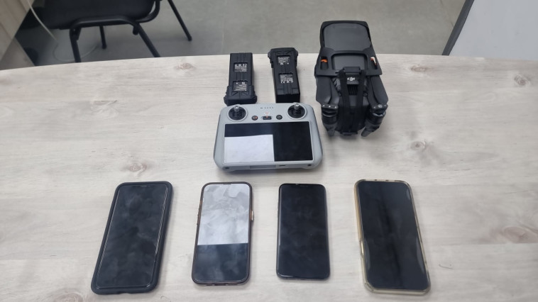 המכשירים שנתפסו במסגרת ניסיון חיסול של עבריין מוכר בדרום (צילום: דוברות המשטרה)