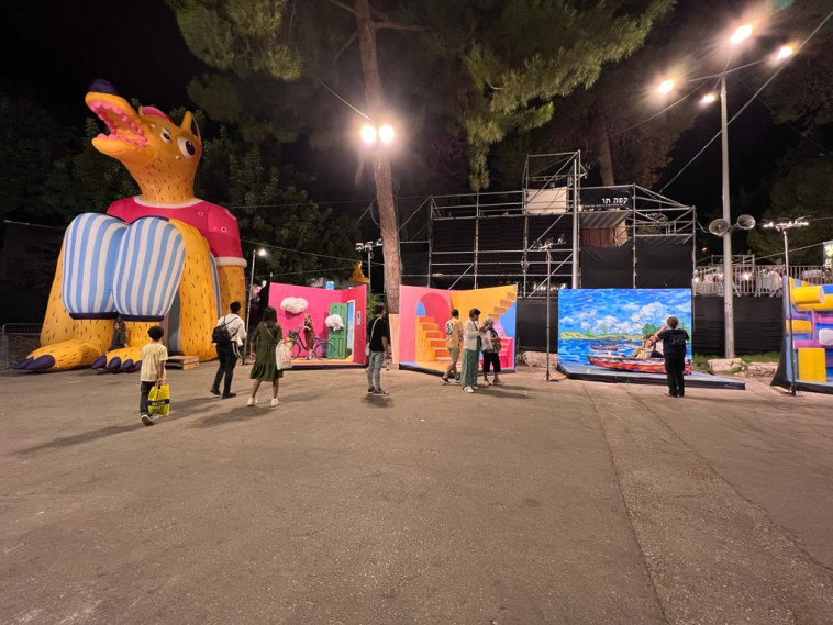 תערוכת פופ-אפ של עשרות מיצבי אומנות מתנפחים, של האוצרת והיזמית יערה זקס