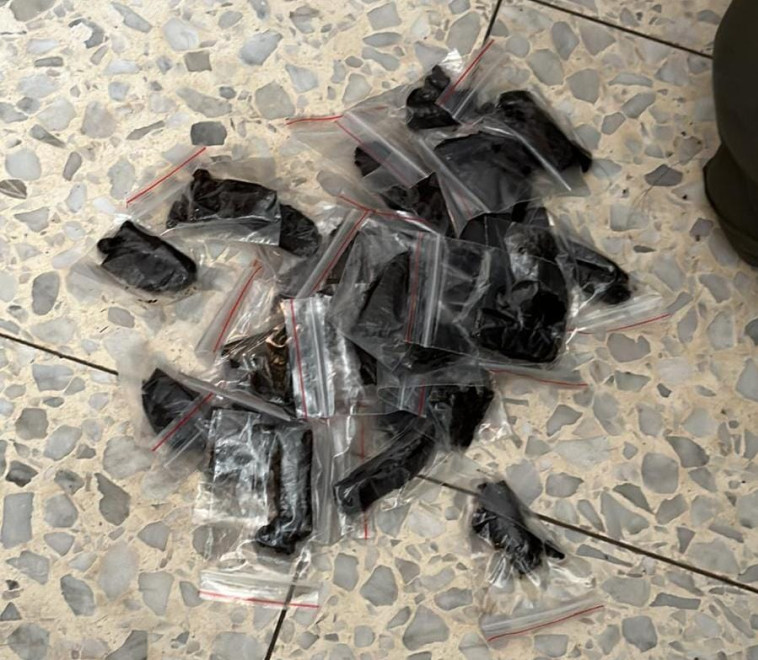 תיעוד הסמים שנתפסו בזירה