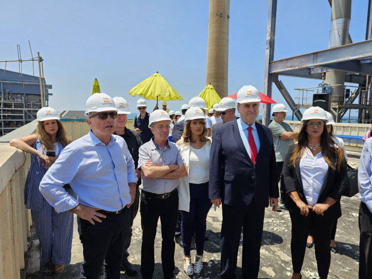 ישראל כ''ץ בתחנת הכוח באשקלון שעברה לייצור חשמל בגז 
