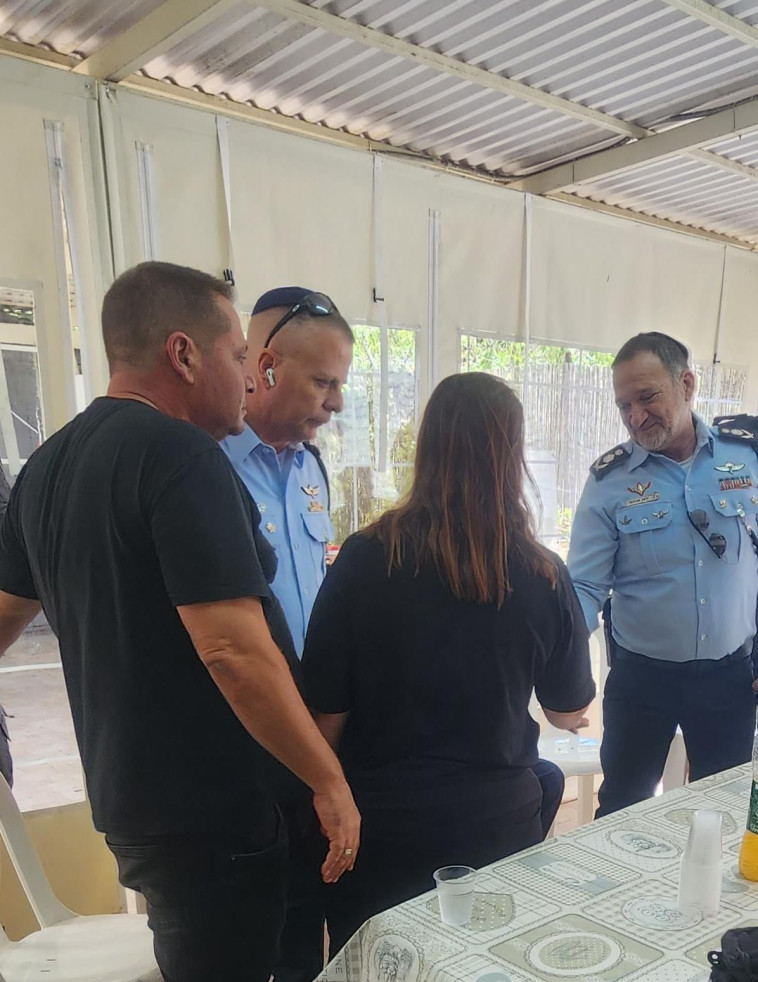 המפכ''ל קובי שבתאי בניחום משפחתו של חן אמיר ז''ל