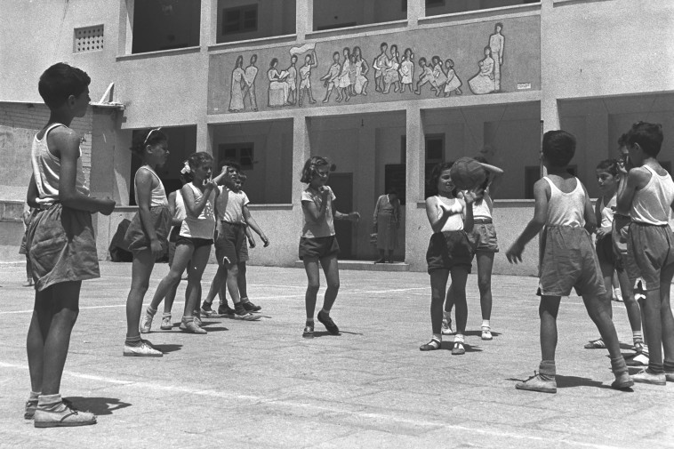 חצר בית ספר שנת 1953 (צילום:  פריץ כהן לע''מ)