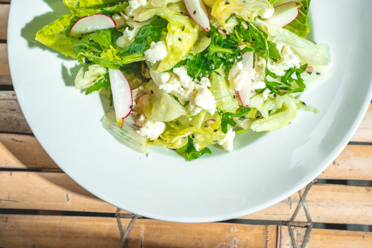 סלט קיסר בחוף פרישמן: רבעי חסה קיסר, פרמזן, קרוטונים ועוף