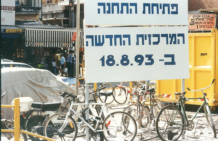 התחנה המרכזית החדשה בתל אביב, 1993 (צילום: אלי דסה)