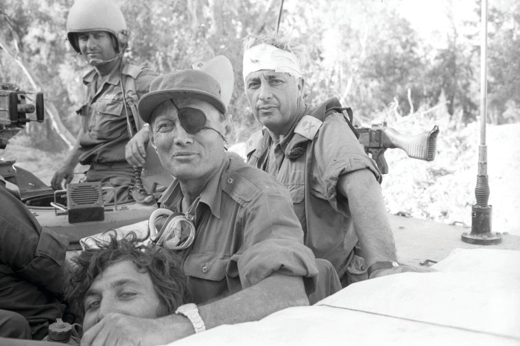 משה דיין ואריאל שרון במלחמת יום הכיפורים (צילום: עיתון במחנה)