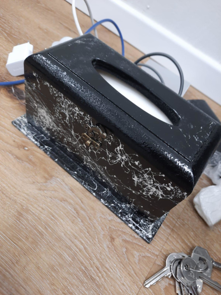 קופסת טישו המסווה מצלמה שנתפסה בידי חשוד בריגול עבור איראן