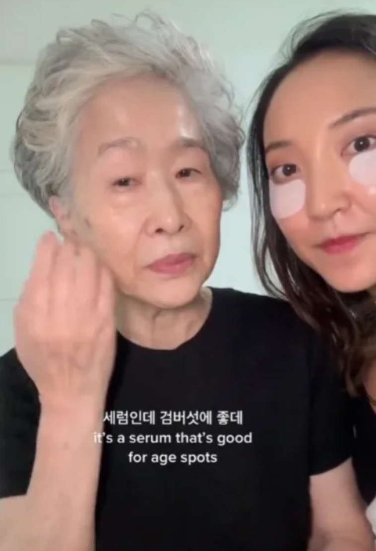 אווה וסבתה בת ה-85