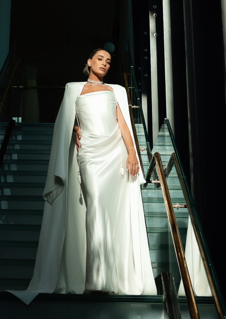 ניקול כהן. שמלת סטרפלס ממשי לבן