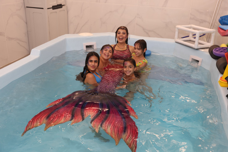 בנות הים עם ילדות המאושפזות בבית החולים רמב''ם (צילום: הקריה הרפואית רמב''ם)