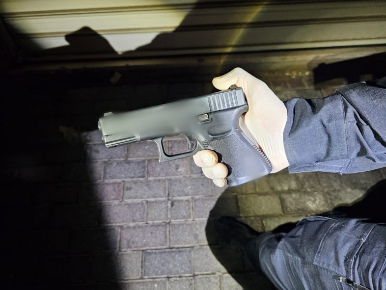 האקדח שנתפס בזירה בנצרת