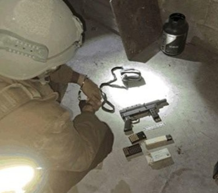 אמצעי הלחימה שנתפסו על ידי השב''כ במסגרת סיכול חוליית הטרור ביו''ש