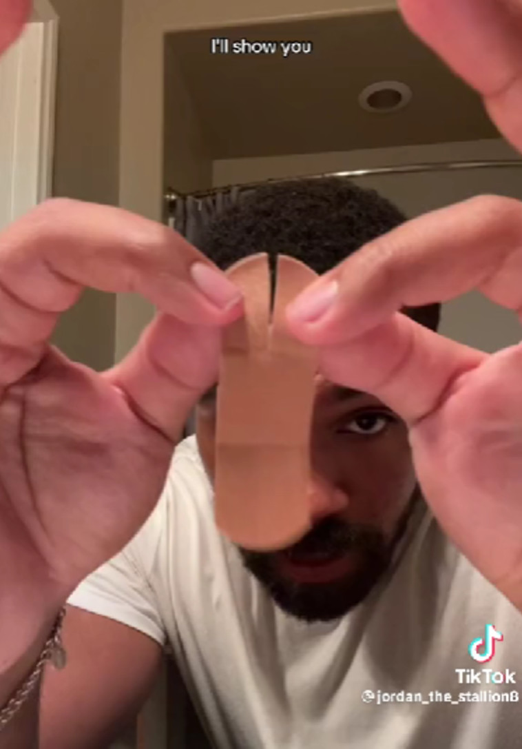 יש לגזור את הפלסטר בצדיו