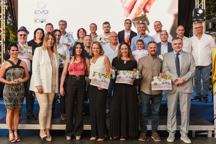 מימין למטה: מנהל התחרות, רוני ואביה עם המדליות ושאר הזוכים. 