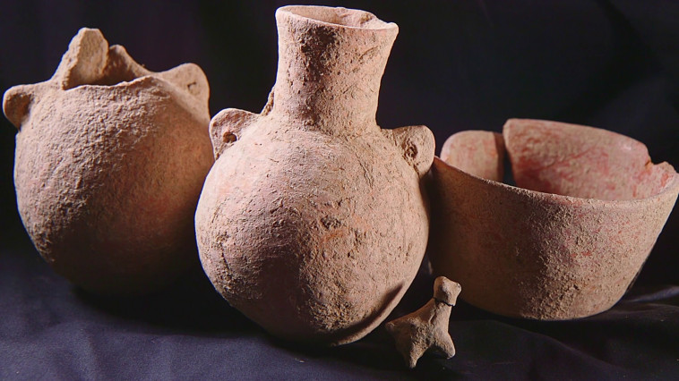 כלים שנמצאו בשלמותם באתר  (צילום: אמיל אלג'ם, רשות העתיקות)