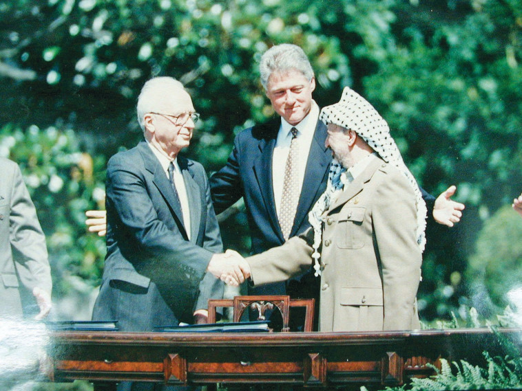 הסכם אסלו. רבין לוחץ ידיים עם ערפאת