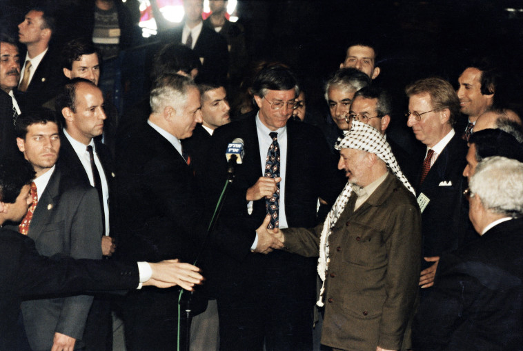 שנת 1997. חתימת הסכם חברון דניס רוס, ביבי נתניהו ויאסר ערפת 