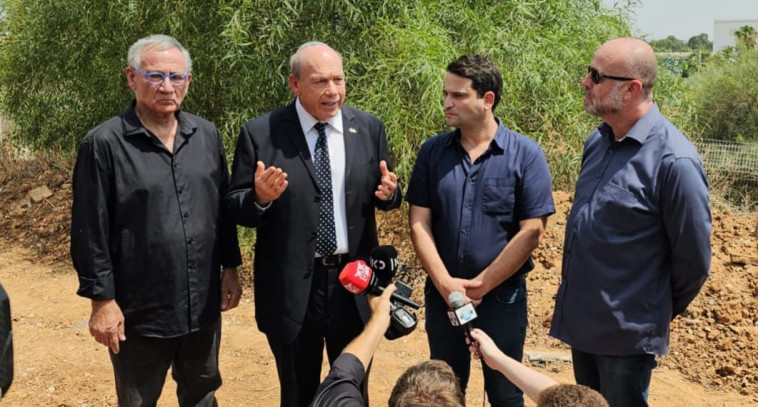 ביקור מבקר המדינה סמוך למקום הפיצוץ