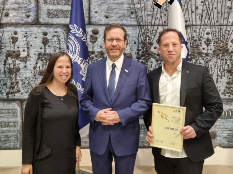 ניר שטראוס בעת קבלת פרס ליוצרים בראשית דרכם בבית הנשיא