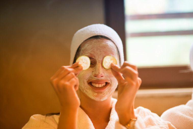 מלפפון ואבוקדו יעילים לשיפור יובש בעור סביב העיניים (צילום: אינג'אימג')