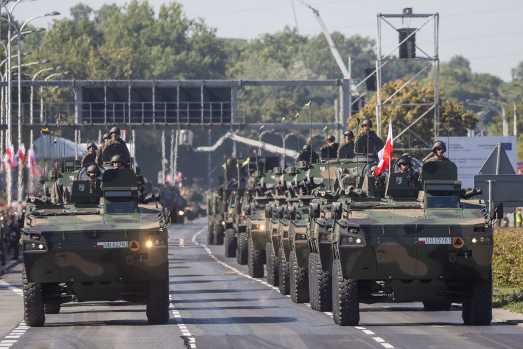 מצעד צבאי בפולין לציון ''יום הצבא'' (צילום: AFP via Getty Images)