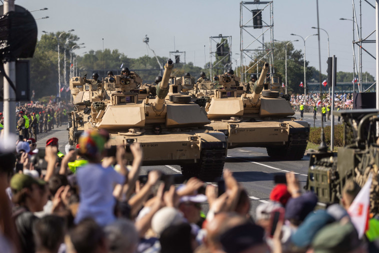 טנקים במצעד הצבאי בפולין (צילום: AFP via Getty Images)